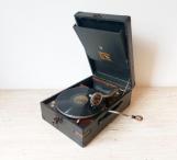 His Master’ Voice – gramofon na kliku z roku 1925