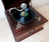 Carnophon - starožitný gramofon ve dřevěné skříni